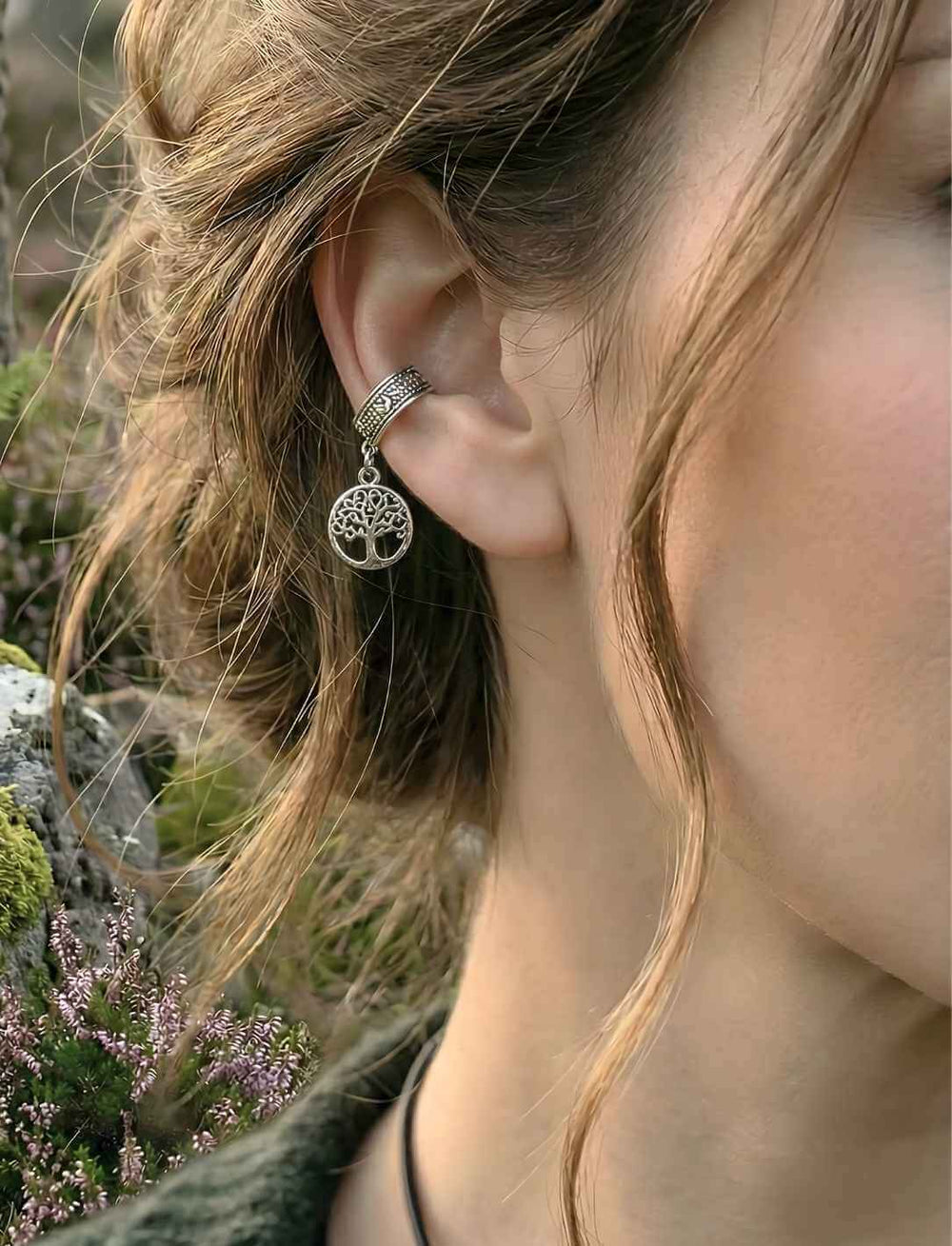 Model trägt Baum des Lebens Earcuff aus Silber in natürlicher Landschaft.