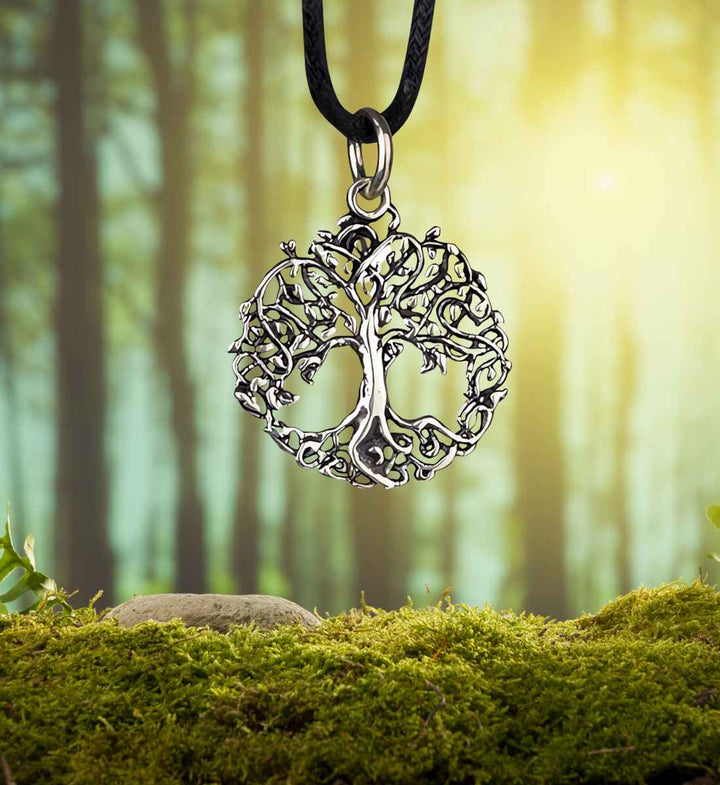 Baum des Lebens - Silber Medallion - Produktbild auf natürlichem Wald und Moos Hintergrund - Runental.de