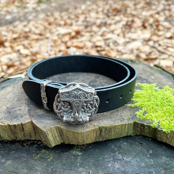 Der 'Belt of Mjölnir' ruht auf einem Baumstamm bedeckt mit Moos im Wald – Wikinger-Schmuckstück, das seine mythologische Kraft in der Natur entfaltet.