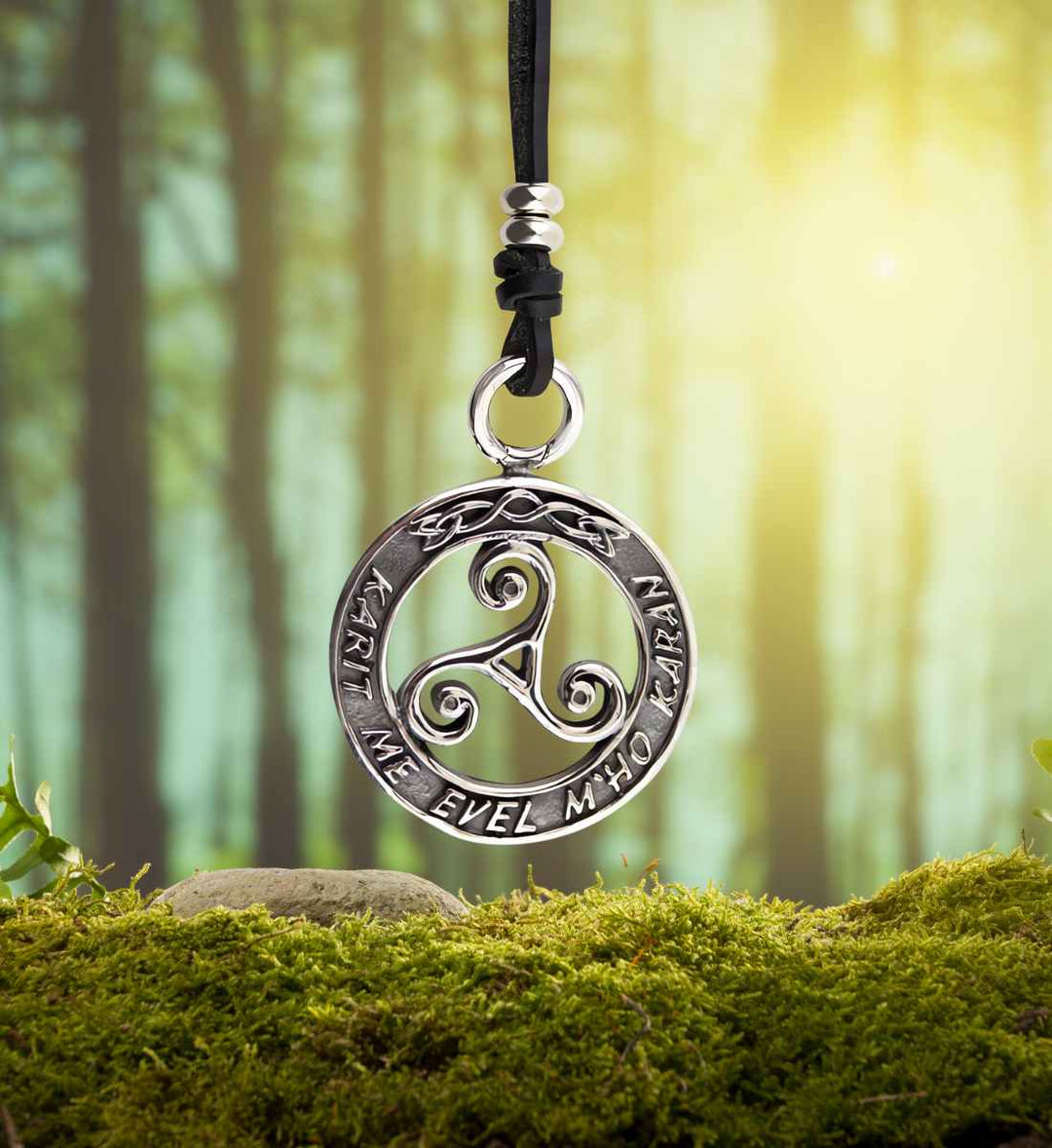 Bretonische Triskele der Treue, kombiniert mit dem Band des Waldläufers, vereint keltische Symbolik mit dem Geist des Waldes