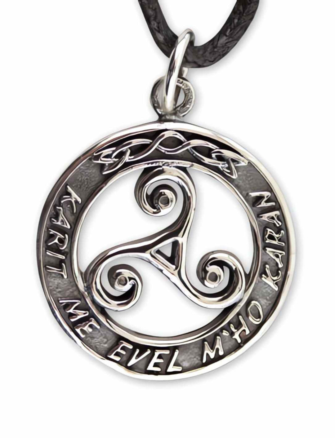 Bretonische Triskele der Treue Anhänger aus Sterling Silber auf reinweißem Hintergrund, eine keltische Schönheit in Silber.