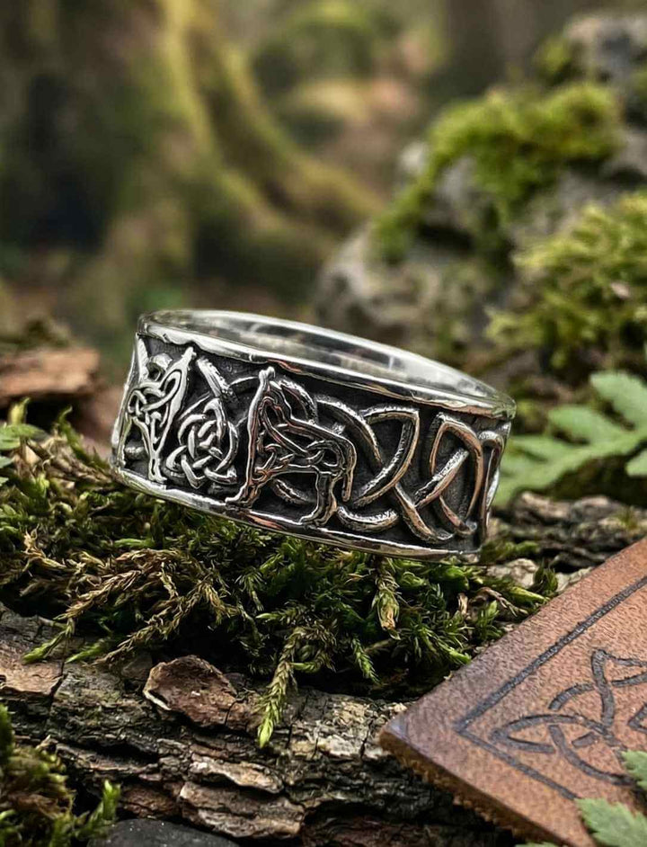 Detailansicht des keltischen Wolfsrings Edelstahl mit ineinanderlaufenden Knoten und Wolfsmotiven, fotografiert im Waldambiente