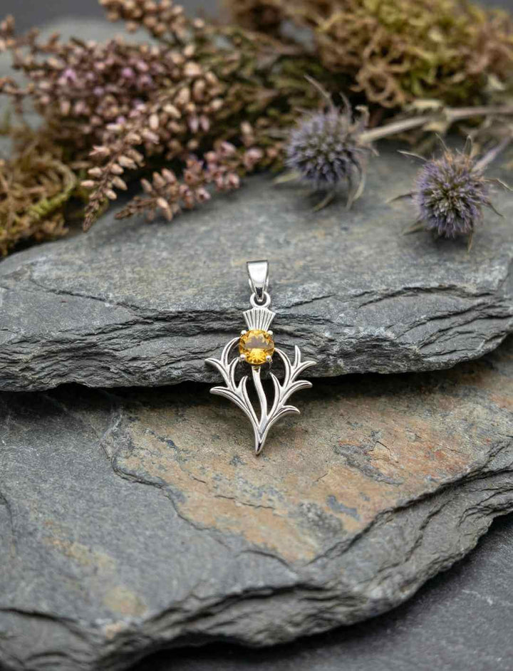 Schottische Distel Anhänger aus 925 Sterling Silber mit Citrin auf Steinplatte
