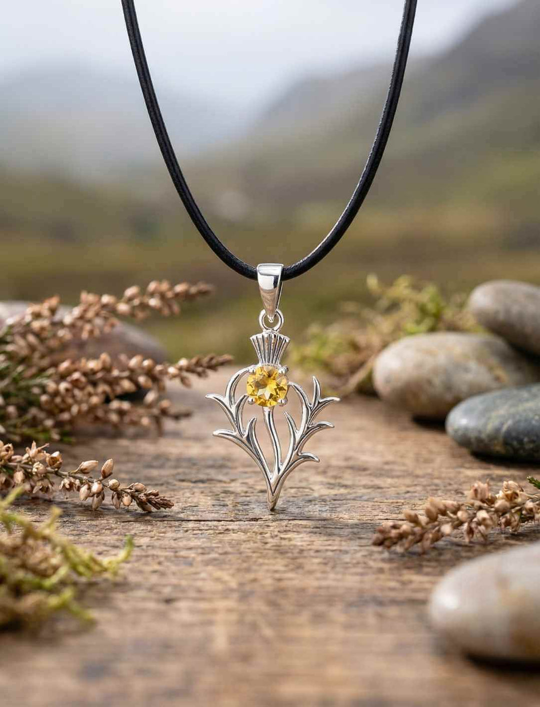 Silberanhänger schottische Distel mit Citrin an Kette in Naturkulisse