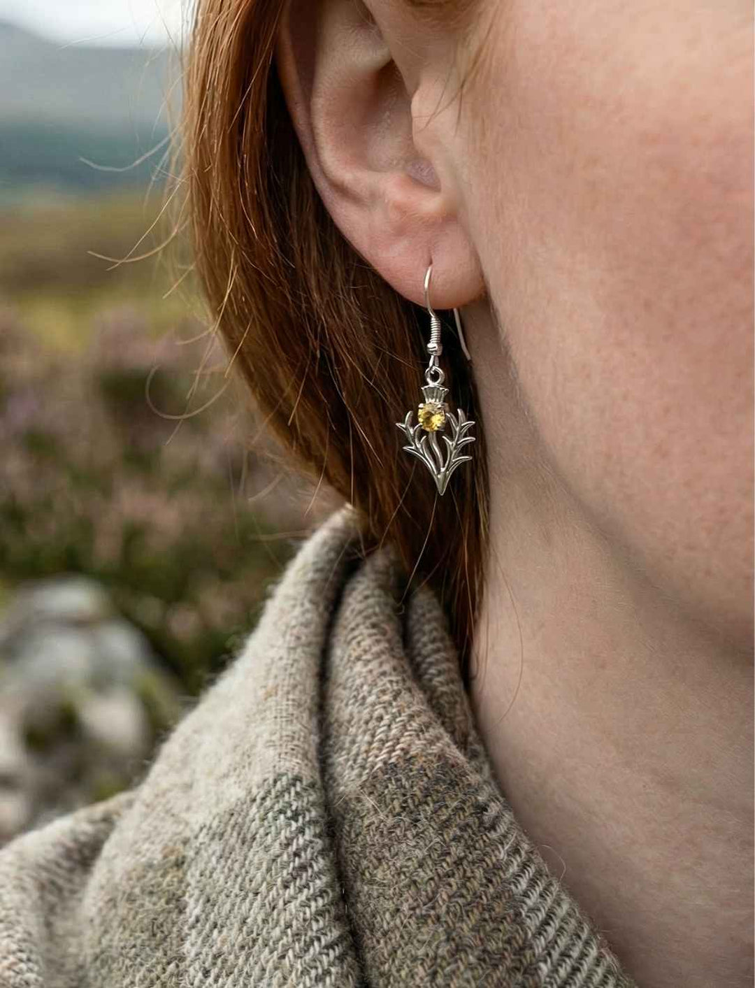 Thistle of Caledonia Ohrringe getragen – schottische Distel Schmuck aus Silber
