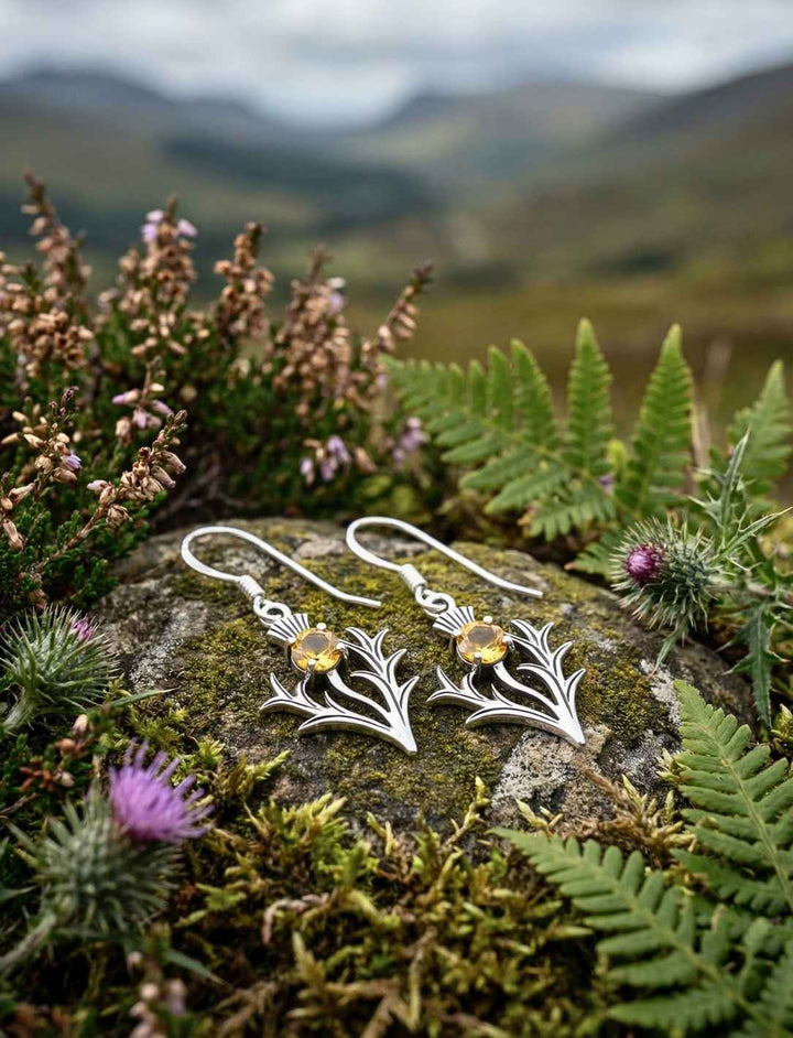 Silberne Distel Ohrringe in Naturkulisse der schottischen Highlands