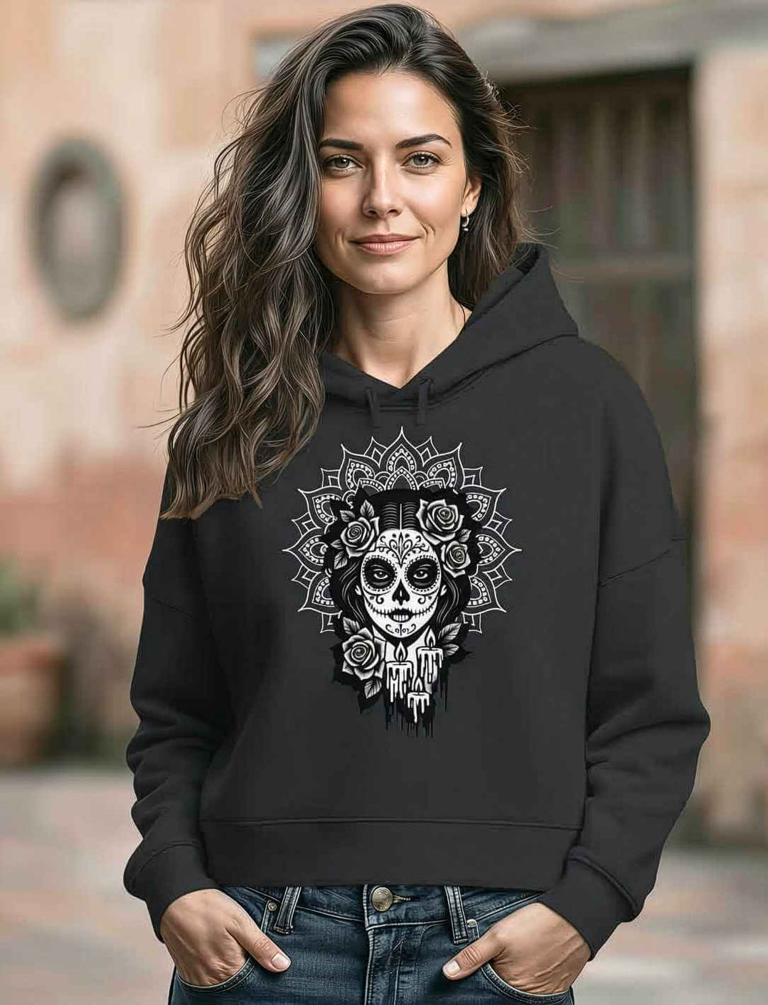 Model trägt schwarzen La Catrina Boxcut Hoodie mit Totenkopf- und Rosenmotiv – inspiriert vom Día de los Muertos
