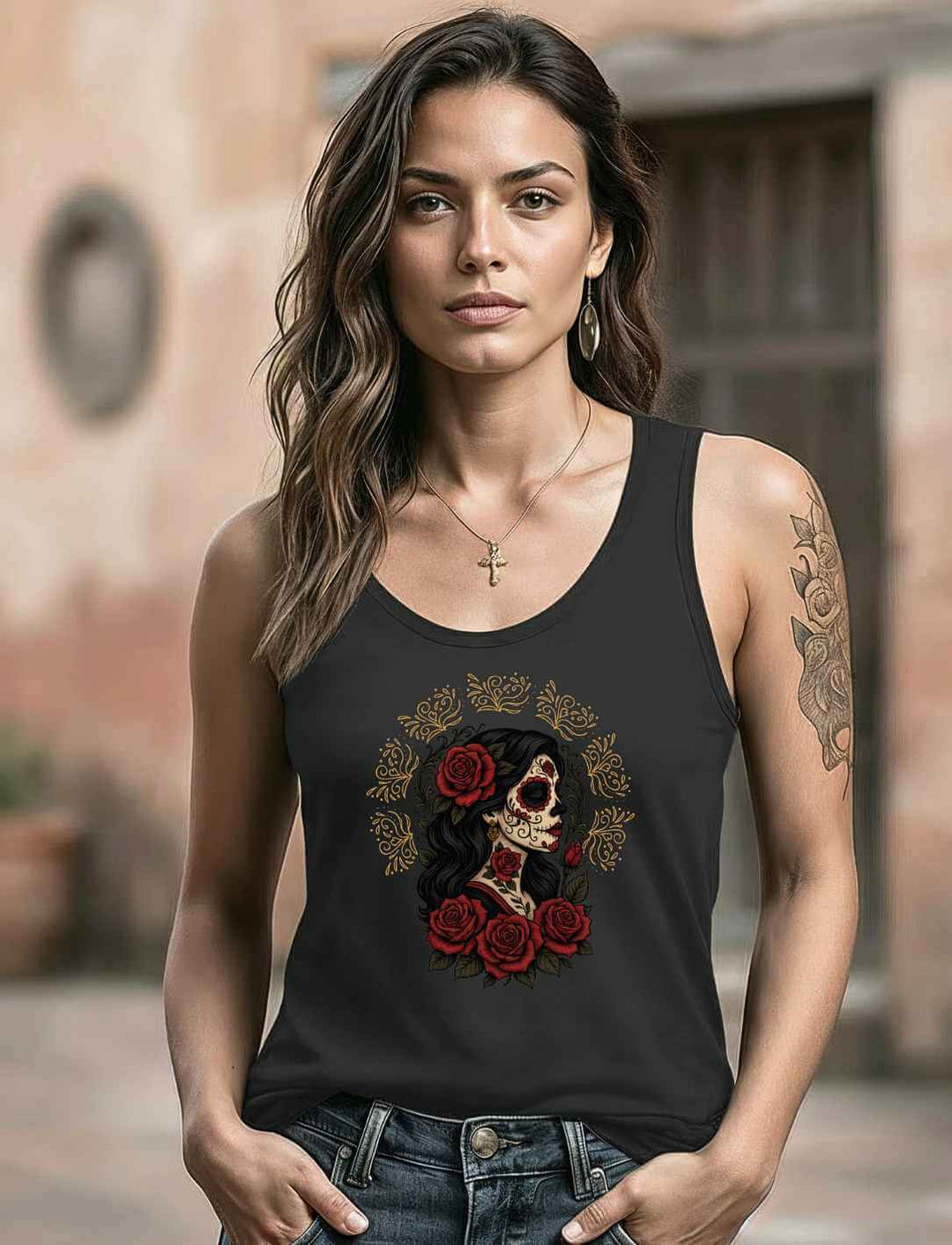 Model trägt schwarzes Damen Tank Top Catrina de las Rosas mit La Catrina Motiv und roten Rosen – inspiriert vom Día de los Muertos