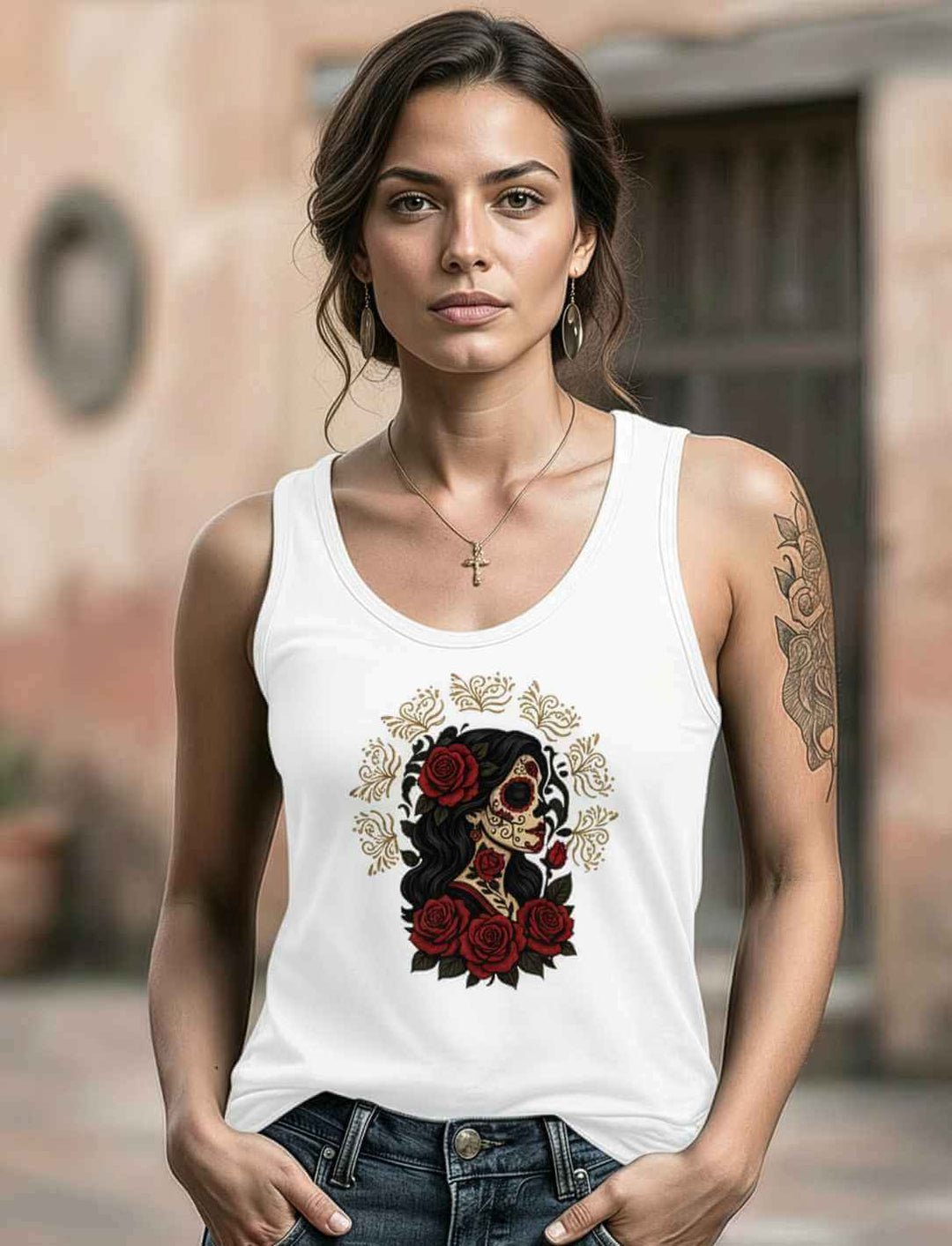 Model trägt weißes Damen Tank Top Catrina de las Rosas mit Catrina-Design und roten Rosen – Symbol für Liebe & Erinnerung