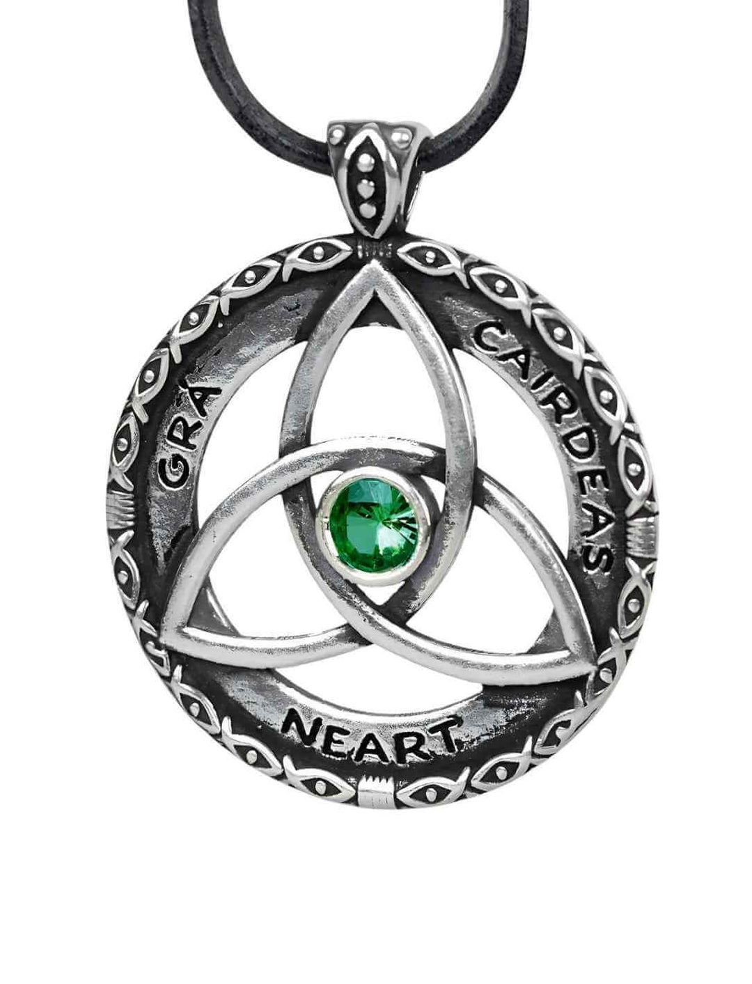 Celtic Bond, Anhänger aus 925 Sterling Silber,  mit grünem Zirkona Schmuckstein in der Mitte, an Lederband auf weißsem Hintergrund