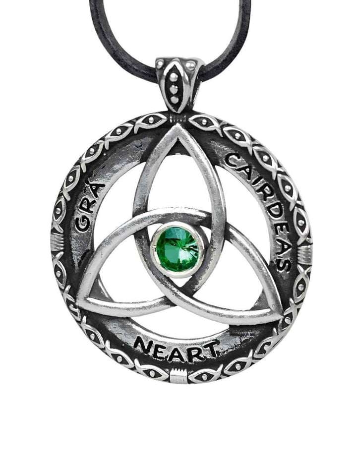 Celtic Bond, Anhänger aus 925 Sterling Silber,  mit grünem Zirkona Schmuckstein in der Mitte, an Lederband auf weißsem Hintergrund