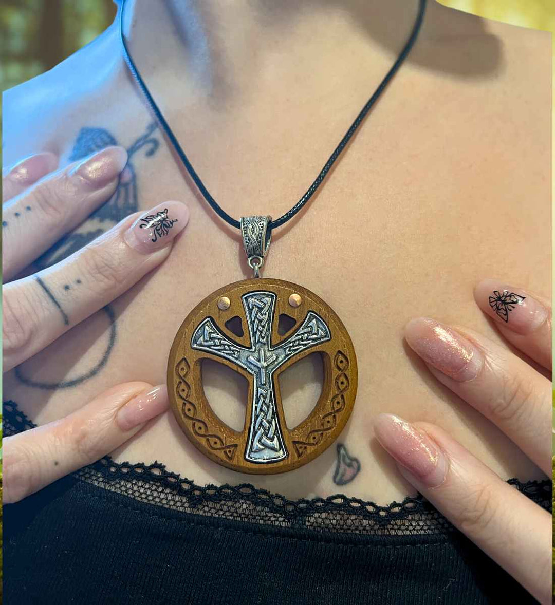 Junge Frau trägt die keltische Kreuz Halskette mit Algaiz Rune Detail