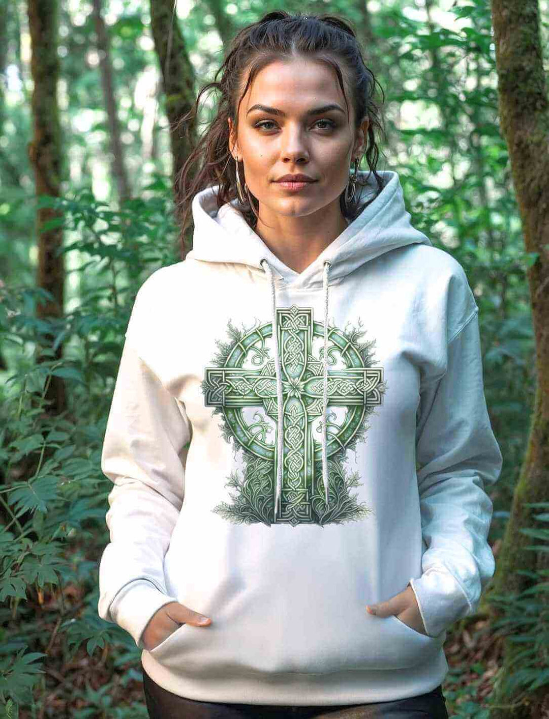 Frau vor einem mystischen Waldhintergrund trägt das Celtic Cross Watercolour Hoodie in weiß.