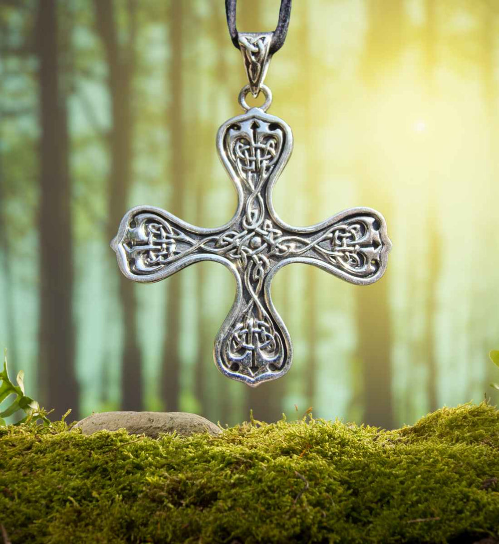 Edler Anhänger 'Celtic Cross of Eternity' aus Sterling Silber, präsentiert vor einem natürlichen Moos- und Waldhintergrund, als Symbol der Verbindung zu alter keltischer Überlieferung.