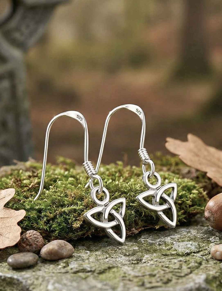 Silber Ohrhänger mit keltischem Knoten auf Stein und Naturmaterialien