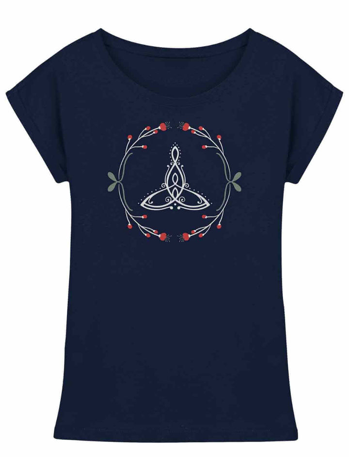 Das Celtic Mother Extended Shoulder Tee in mystischem Dunkelblau – eine Hommage an die keltische Weisheit, perfekt für Frauen, die die Magie der alten Mythen spüren möchten.