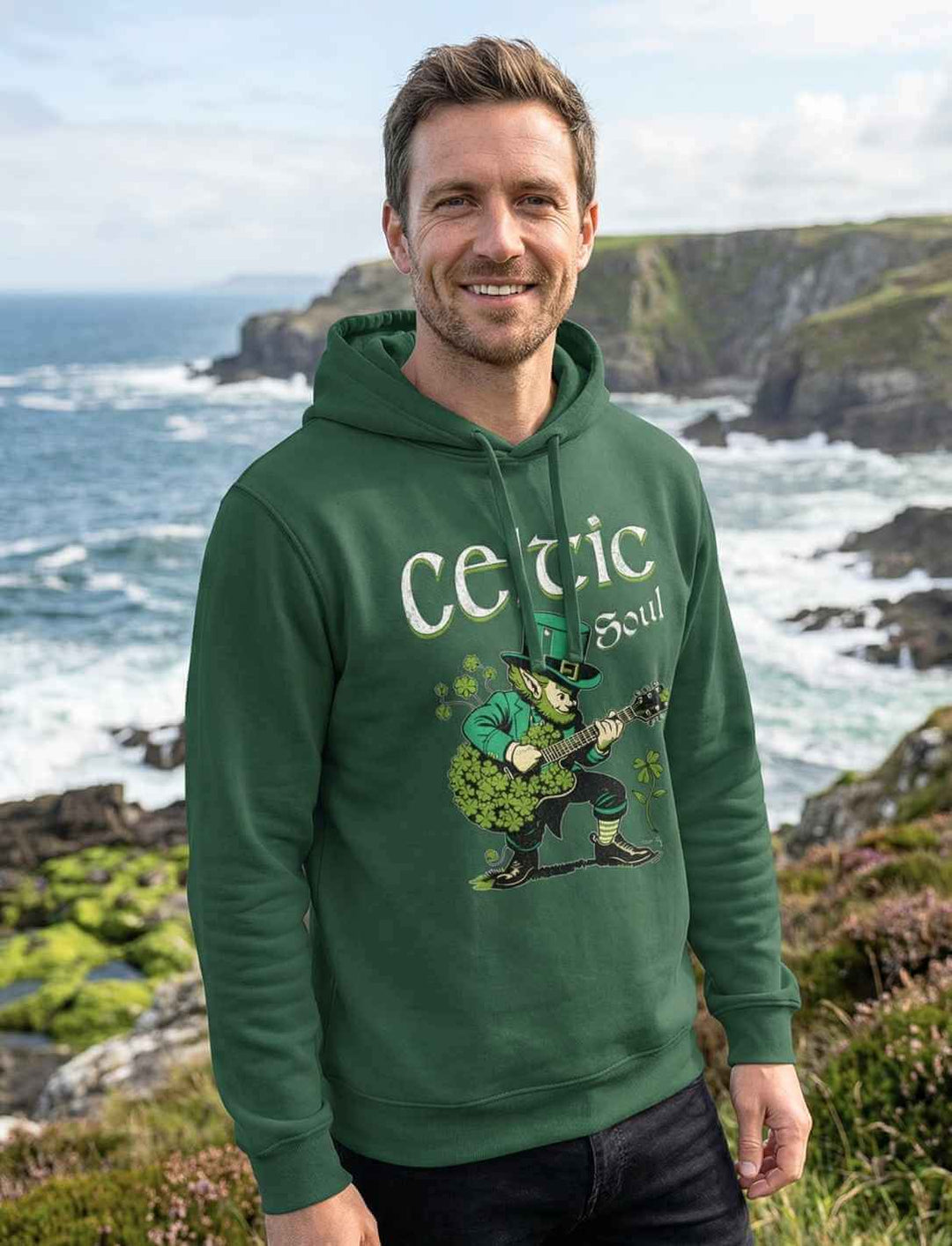 Celtic Soul Organic Hoodie in Bottle Green – Herren Hoodie mit irischem Leprechaun Motiv vor Küstenkulisse