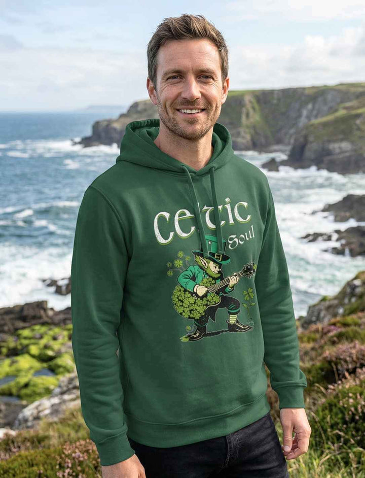 Celtic Soul Organic Hoodie in Bottle Green – Herren Hoodie mit irischem Leprechaun Motiv vor Küstenkulisse