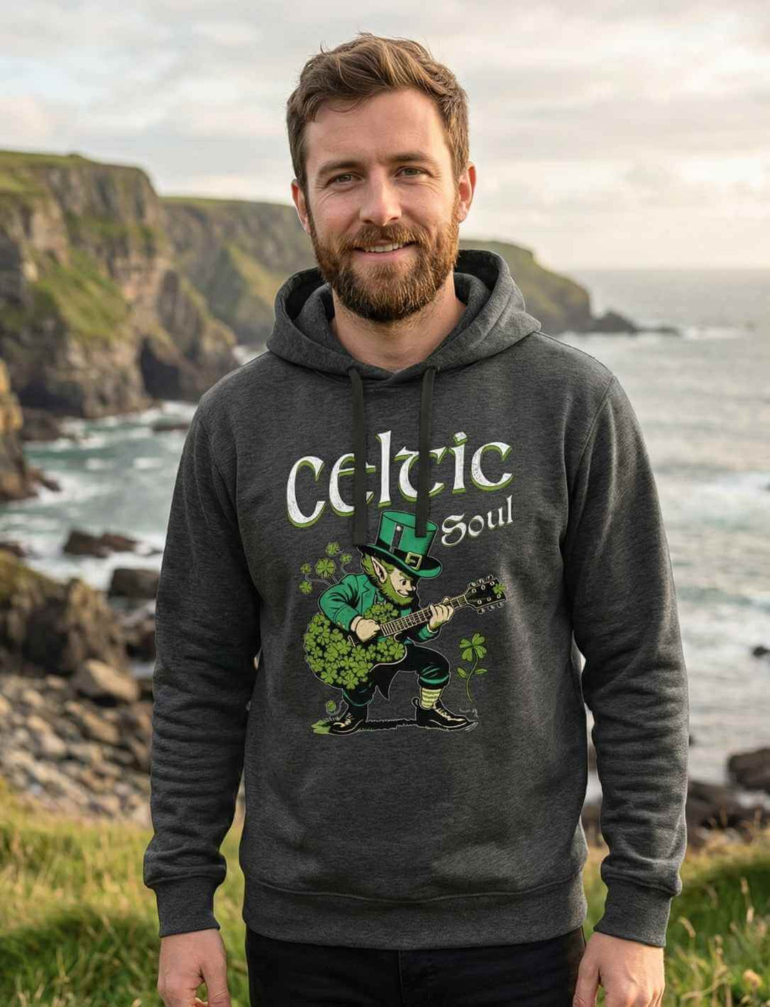 Celtic Soul Organic Hoodie in Dark Heather Grey – Herren Hoodie mit irischem Leprechaun Gitarrenmotiv