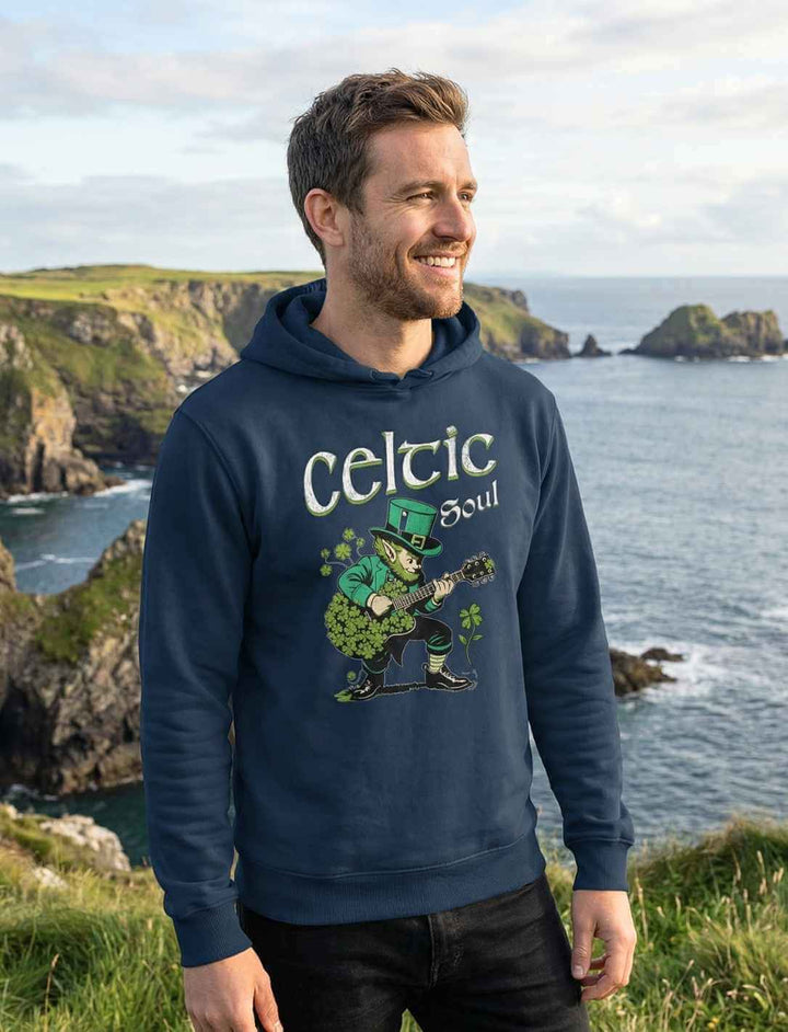 Celtic Soul Organic Hoodie in French Navy – Herren Kapuzenpullover mit irischem Leprechaun Design am Meer