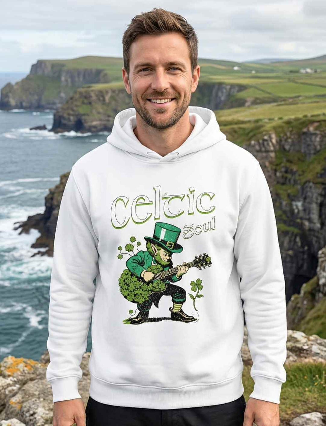Celtic Soul Organic Hoodie in Weiß – Herren Hoodie mit Leprechaun Musiker Motiv an irischen Klippen