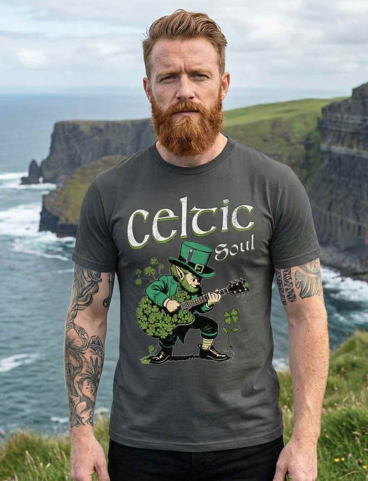 Celtic Soul T-Shirt anthrazit mit grünem Leprechaun Print, getragen von Model im Outdoor Look