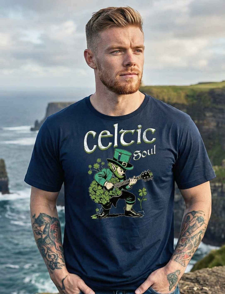 Celtic Soul T-Shirt french navy mit irischem Leprechaun Motiv, getragen von Model am Wasser