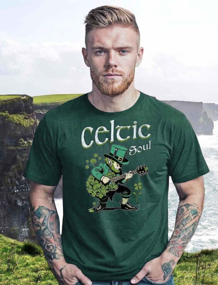 Celtic Soul T-Shirt glazed green mit Leprechaun und Schriftzug, getragen von Model im Natursetting