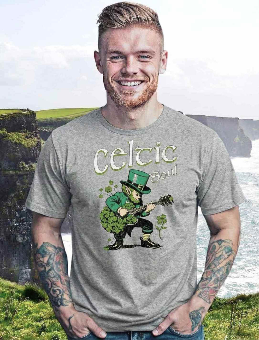 Celtic Soul T-Shirt heather grey mit irischem Kobold Motiv, getragen von lächelndem Model