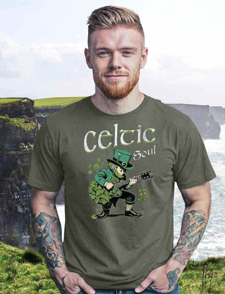 Celtic Soul T-Shirt khaki mit keltischem Leprechaun Design, getragen von Model vor Landschaft