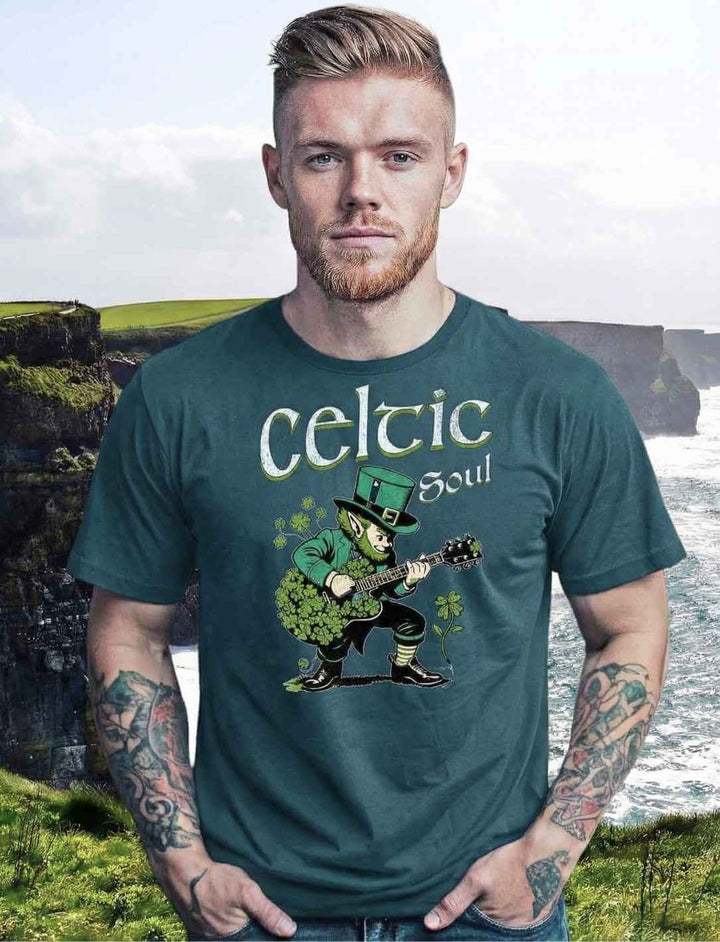 Celtic Soul T-Shirt stargazer mit Leprechaun Grafik, getragen von tätowiertem Model im Freien