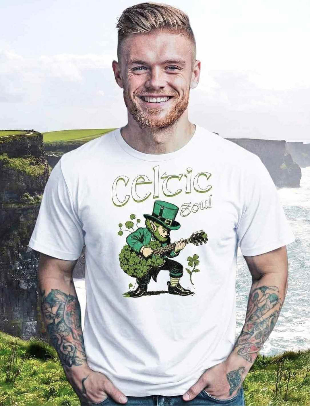 Celtic Soul T-Shirt weiss mit grünem Leprechaun Design, getragen von lachendem Model draußen