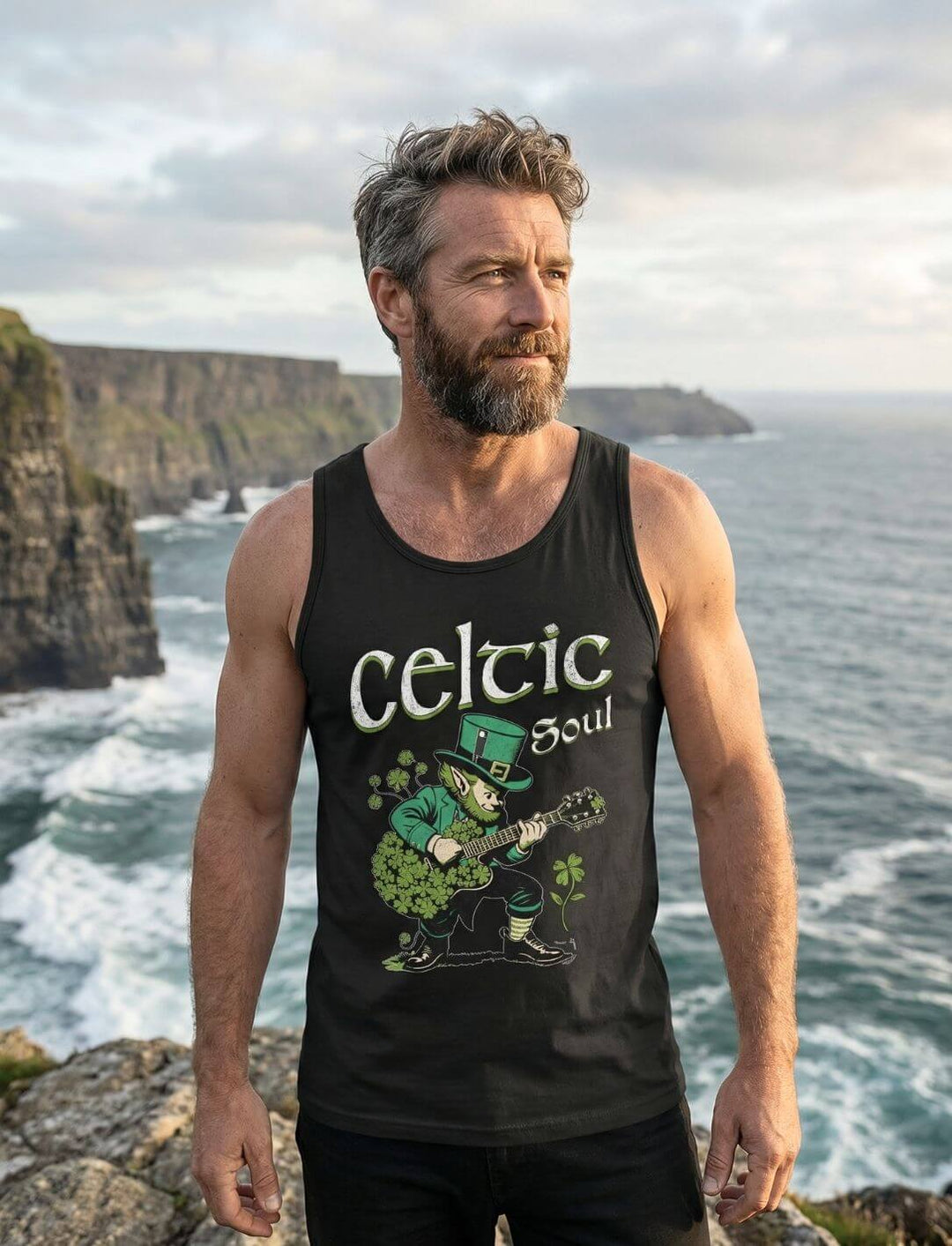 Irisches Celtic Soul Tank Top für Herren in Schwarz mit Leprechaun Gitarrenmotiv – getragen an den Cliffs of Moher, maritimer Lifestyle Look