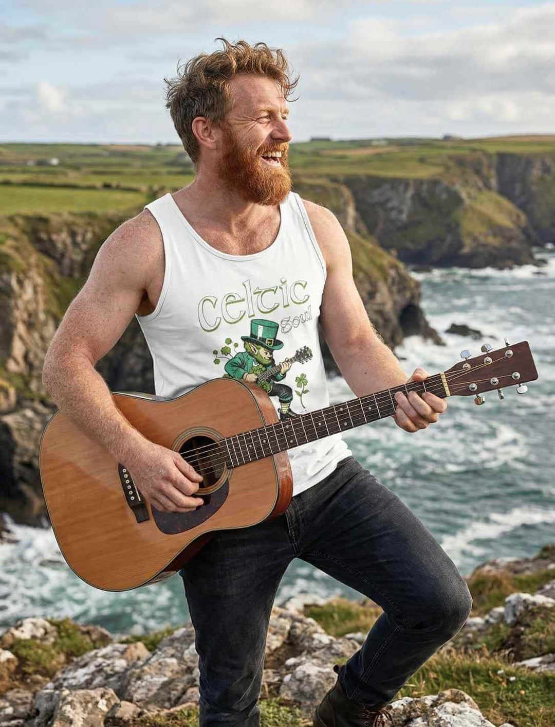Herren Tank Top Celtic Soul mit irischem Leprechaun Motiv beim Gitarrenspiel an der Küste – lässiger Sommer Look