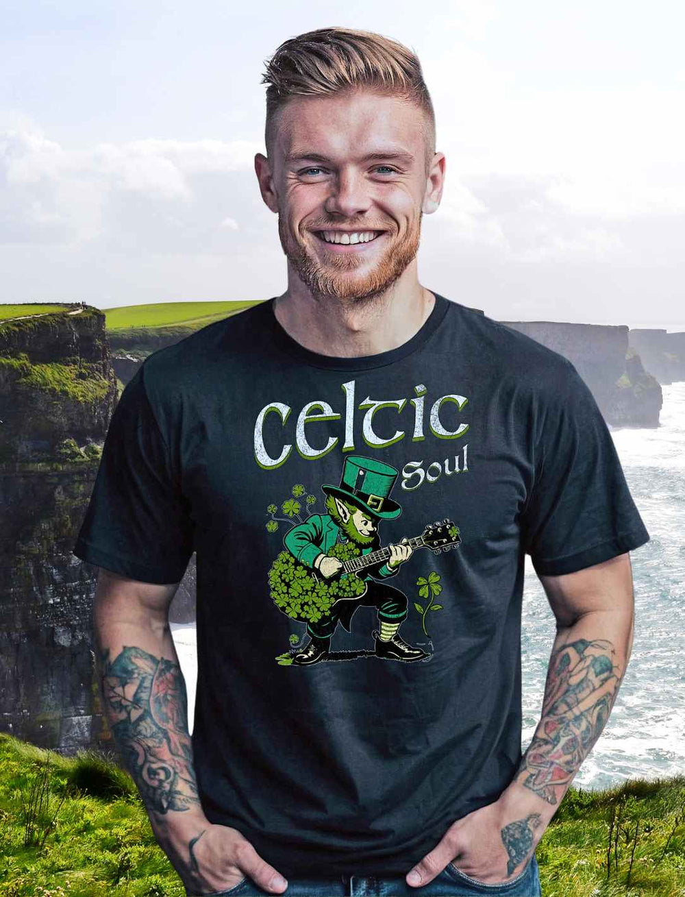 Junger Mann trägt das Celtic Soul T-Shirt in Schwarz an der malerischen Küste Irlands, umgeben von rauer Natur und dem weiten Meer.