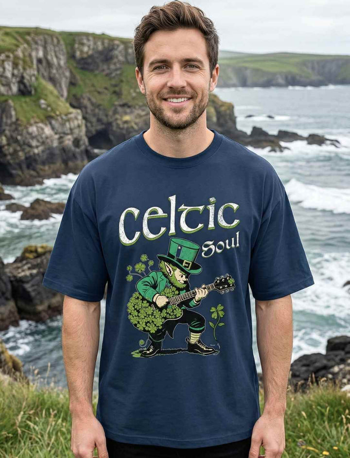 Navy Oversized T-Shirt „Celtic Soul“ für Männer – irisches Leprechaun Motiv vor Küstenkulisse