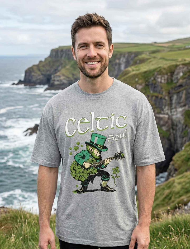 Grau meliertes Herren Oversized T-Shirt „Celtic Soul“ mit Leprechaun Musikmotiv – Irish Spirit Design