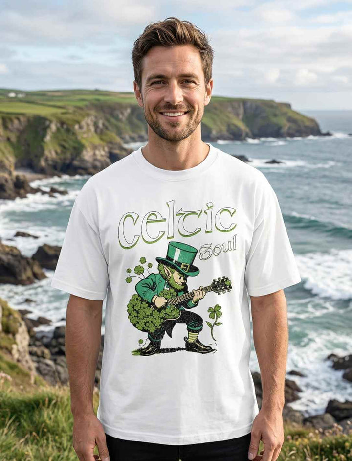 Weißes Herren T-Shirt „Celtic Soul“ mit Leprechaun Design – Irish Musik Motiv im Oversized Schnitt