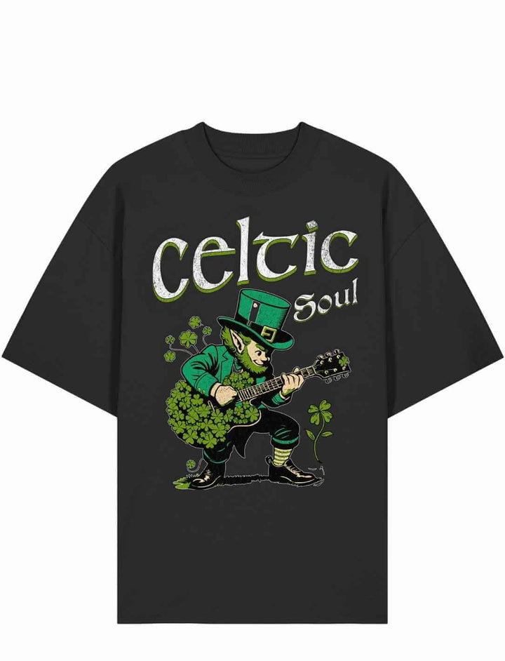 Schwarzes Oversized T-Shirt „Celtic Soul“ mit Leprechaun Gitarrenspieler – Irish Soul Motiv im Relaxed Fit für Herren