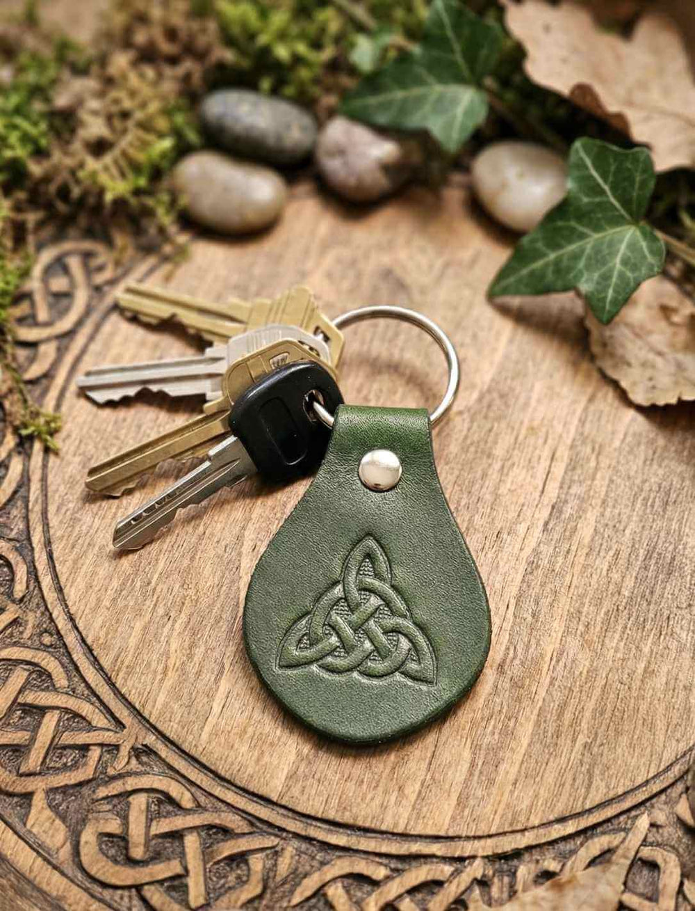 Keltischer Trinity Knot Schlüsselanhänger aus grünem Leder am Schlüsselbund