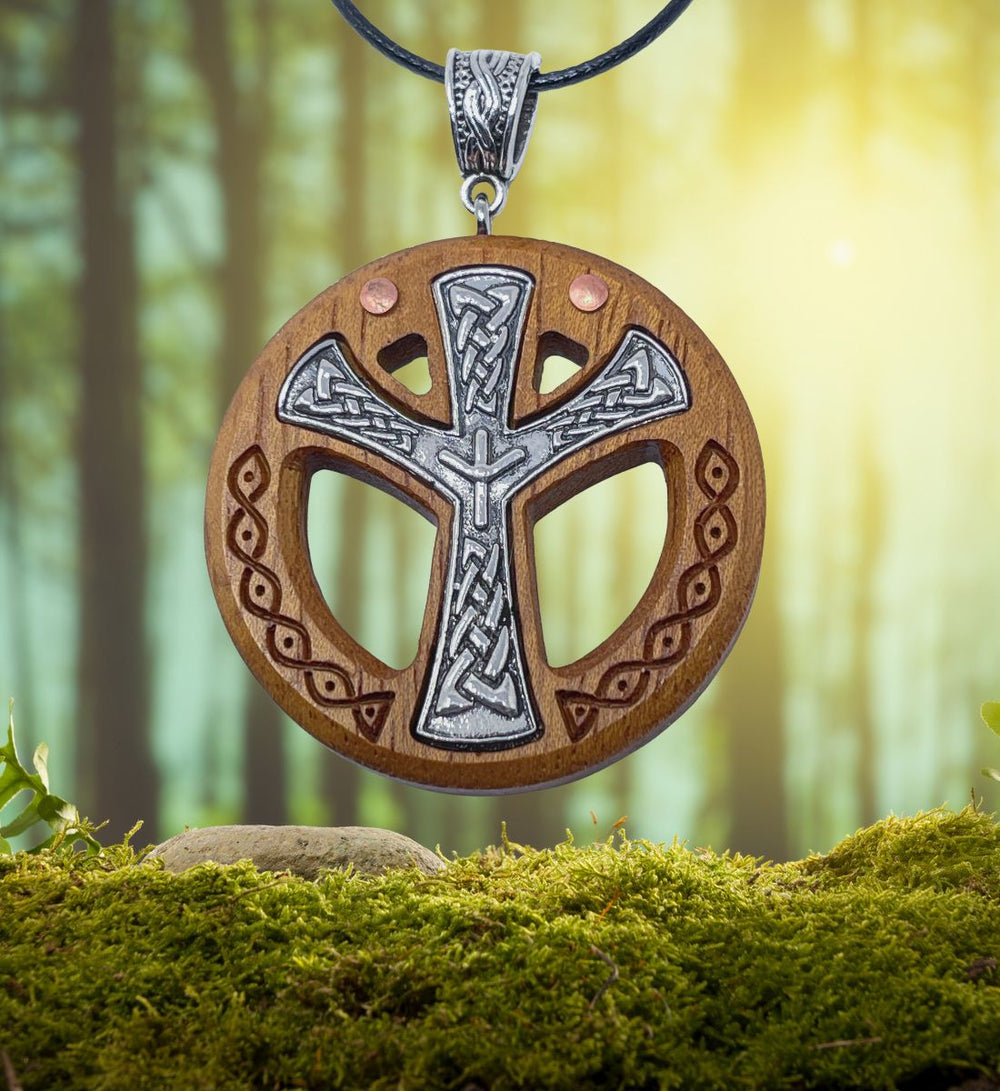 Keltisches Kreuz Halskette mit Algaiz Rune Detail auf moosbedecktem Waldboden