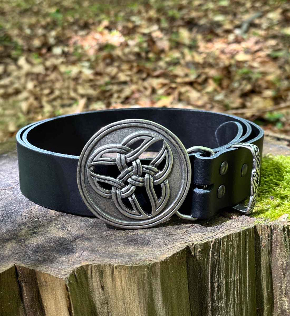Circle of Life Ledergürtel in einem natürlichen Waldsetting – Der Gürtel, kunstvoll präsentiert auf einem Mooshintergrund, betont seine Verbindung zu den keltischen Wurzeln und der Natur.