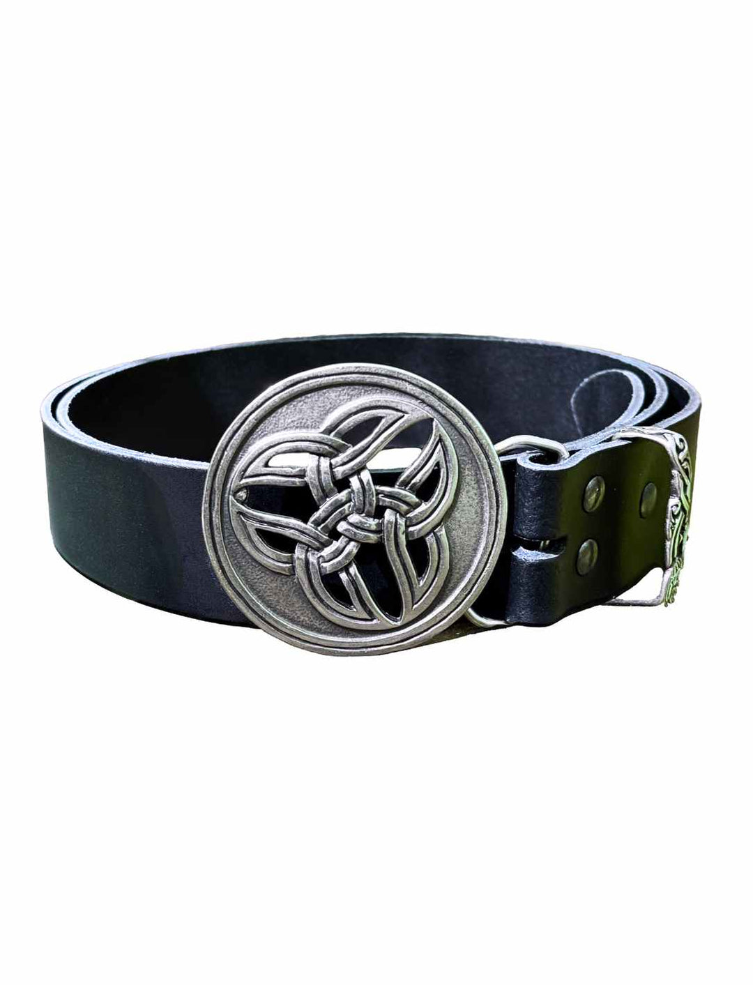 Circle of Life Ledergürtel auf weißem Hintergrund – Eleganter schwarzer Leder-Gürtel mit silberfarbener keltischer Triade-Schnalle, der traditionelle Eleganz und zeitlose Bedeutung vereint.