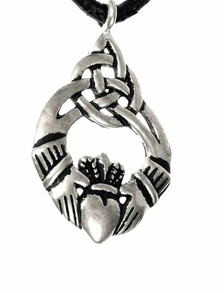 Versilberter Claddagh Anhänger mit keltischem Knoten, dargestellt mit einem Herz, Händen und einer Krone, Symbol für Liebe, Freundschaft und Loyalität.