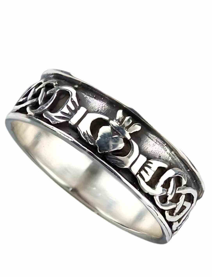 Claddagh Ring der Loyalität aus 925 Silber, seitliche Ansicht. Ein stilvolles Schmuckstück mit keltischem Design.