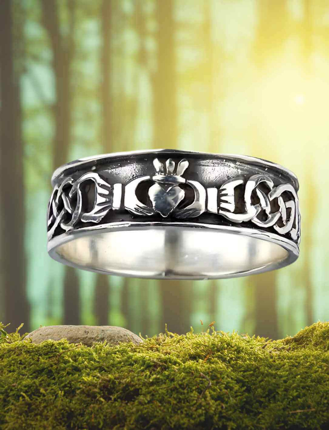 Claddagh Ring der Loyalität aus 925 Silber, präsentiert vor einem mystischen Waldhintergrund. Symbol für Liebe, Freundschaft und Treue.