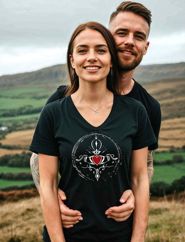 Damen V-Neck Shirt mit Claddagh-Motiv – Outdoor-Bild – Eine Frau trägt das Shirt, begleitet von einem Mann, vor einer malerischen irischen Landschaft.