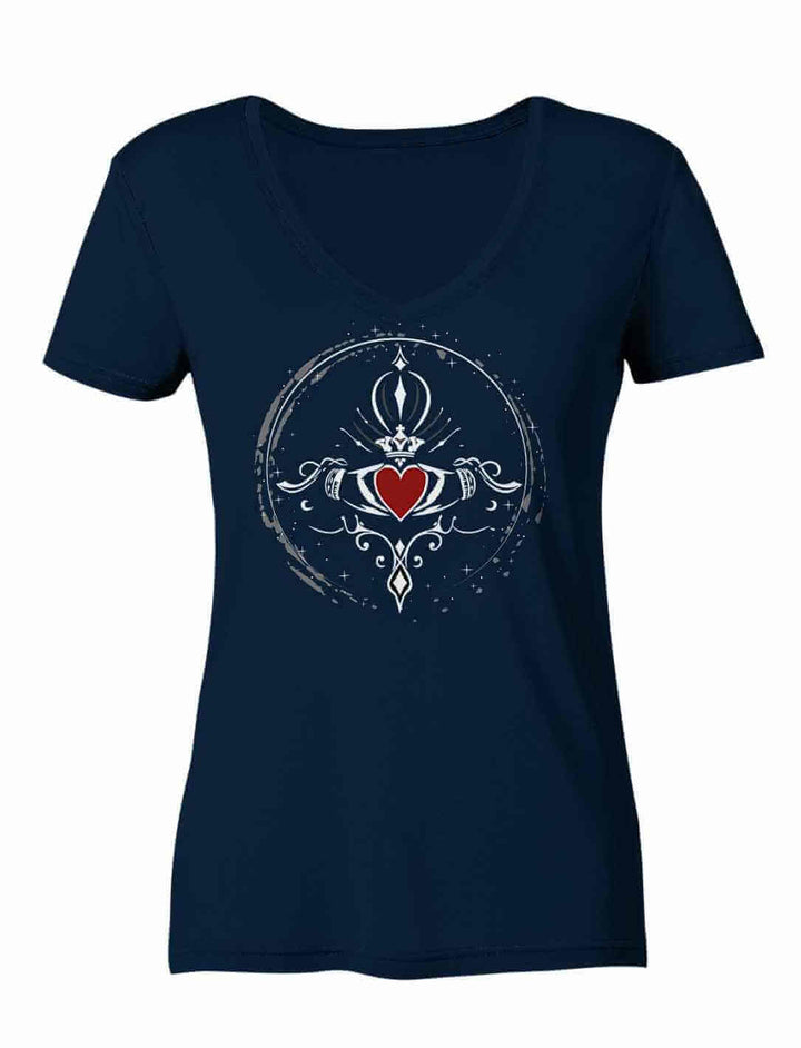 Dunkelblaues Damen V-Neck Shirt mit Claddagh-Motiv – Präsentiert auf weißem Hintergrund, das Motiv vereint Tradition und Eleganz.