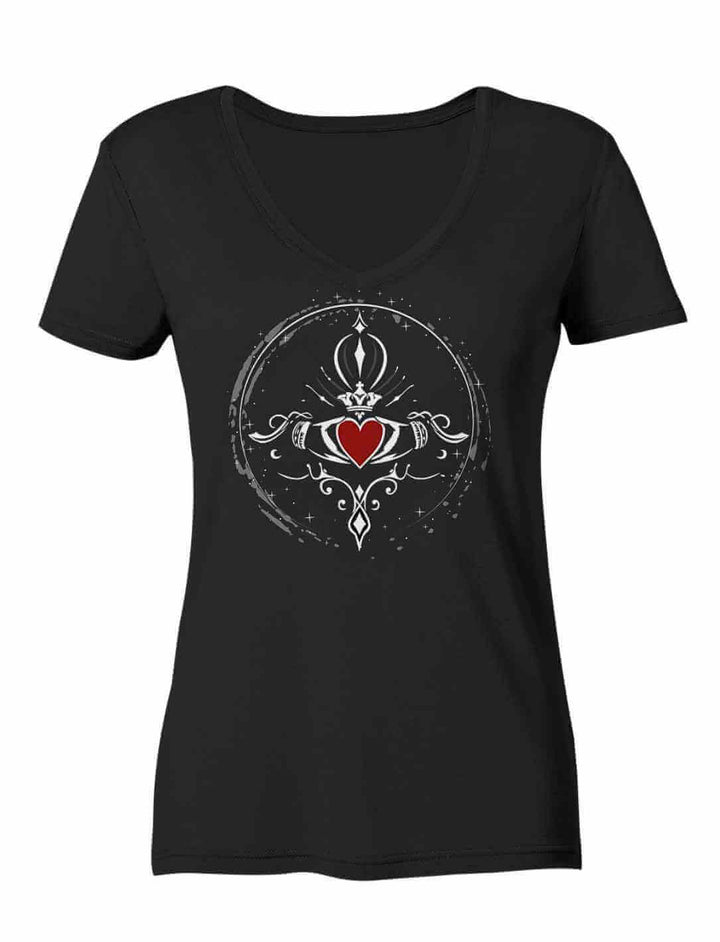 VSchwarzes Damen V-Neck Shirt mit Claddagh-Motiv – Vorderansicht auf weißem Hintergrund. Das Motiv zeigt Herz, Hände und Krone, die für Liebe, Freundschaft und Loyalität stehen.