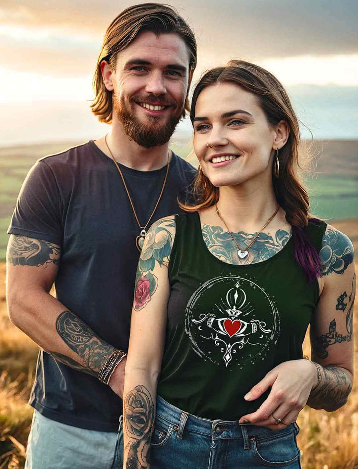 Paar in malerischer Landschaft, die Frau trägt das Claddagh Damen Tank-Top mit dem Symbol für Liebe, Freundschaft und Treue.